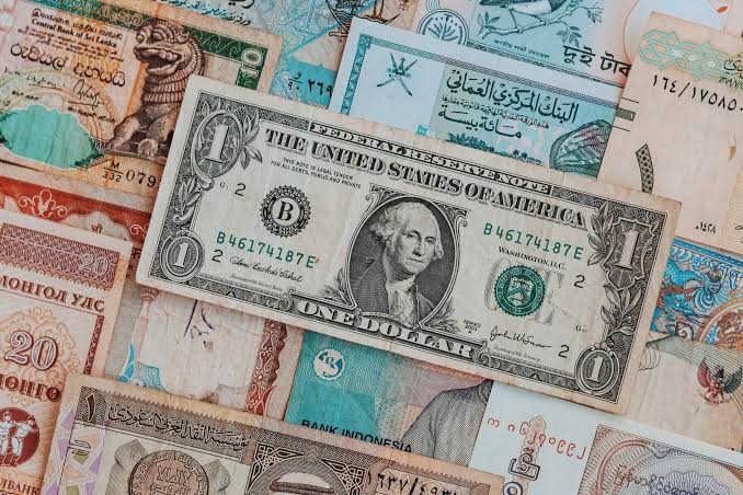 Ibovespa em alta e dólar sobe para R$5,22 com cautela pré-eleitoral