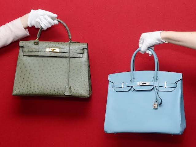 É mais vantajoso aplicar recursos na bolsa de valores ou adquirir uma Birkin Bag?