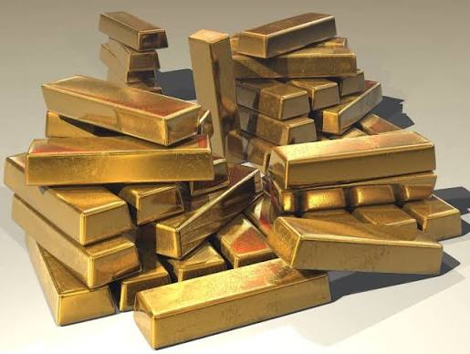 Ouro encerra em leve queda, com cautela em relação à zona do euro e ao Fed