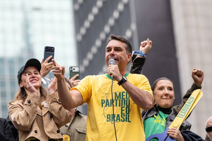 Após Flávio Bolsonaro vencer o primeiro turno, Ibovespa alcança 206 mil pontos pela primeira vez