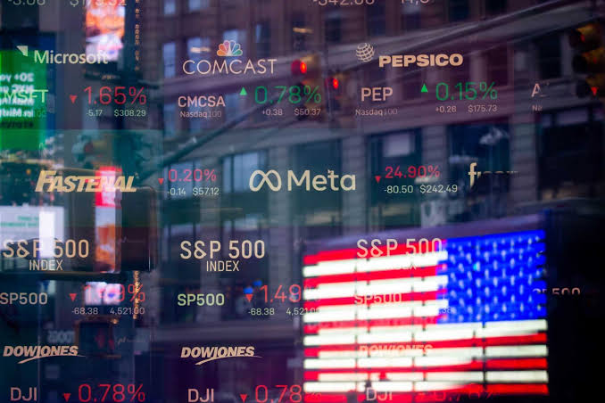 Ibovespa encerra em baixa e dólar retoma patamar acima de R$5, refletindo cenário internacional