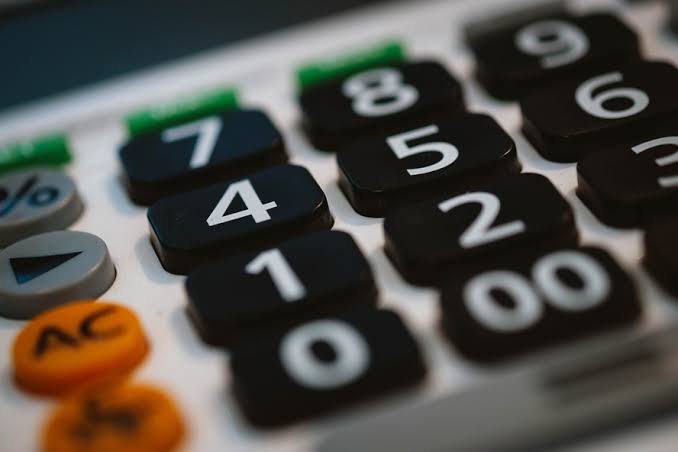 Juros futuros encerram sem uma tendência definida, atentos à situação fiscal