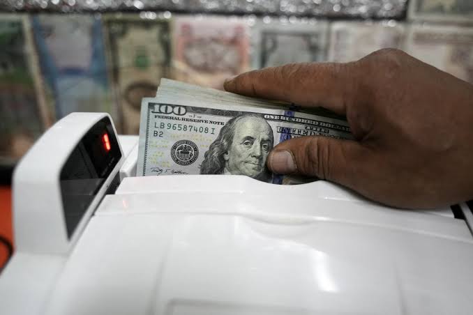 Ibovespa e dólar em alta, com investidores atentos ao panorama eleitoral