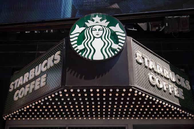 Starbucks nega aquisição da Chipotle, avaliada em US$ 41 bilhões; mercado reage com oscilações nas ações