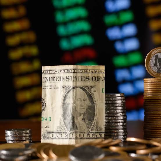 Ibovespa encerra em baixa e dólar apresenta leve alta devido ao cenário externo e pesquisa eleitoral