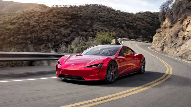 Após anos de atraso, a Tesla deve revelar o Roadster, seu carro esportivo elétrico de próxima geração