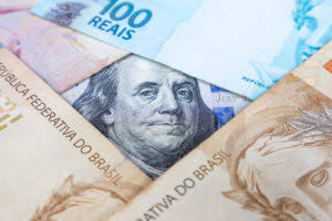 Ibovespa encerra em baixa e dólar atinge R$5,08