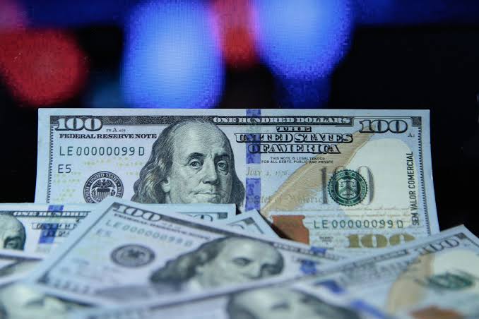 Ibovespa sobe acima de 1,5% e dólar recua para R$5,01, atento à eleição