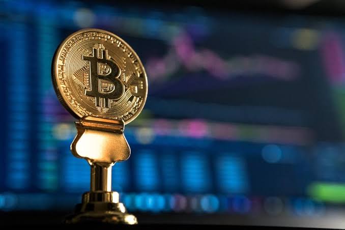 Após um fundo concorrente resistir a uma queda de 50%, a BlackRock procura resguardar os investidores de bitcoin contra prejuízos