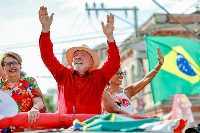 Após a reeleição de Lula, o Ibovespa despenca, enquanto o dólar e os juros futuros sobem vertiginosamente