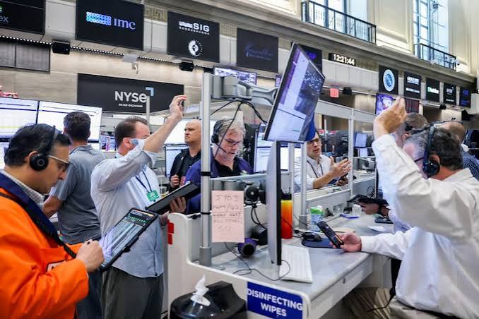 Antes das decisões dos bancos centrais, as ações dos mercados emergentes sobem e a taxa de câmbio se mantém estável. O foco se volta para as eleições