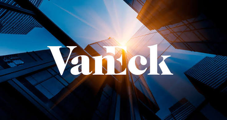 A gestora de investimentos VanEck lançou nesta terça-feira (27) o VanEck Wealth Builder ETF (WBMO), um fundo negociado em bolsa que reúne ações globais, títulos de renda fixa, ativos reais, como ouro, e exposição indireta ao Bitcoin em uma única carteira. A proposta é oferecer aos investidores uma alternativa diversificada, com gestão ativa e rebalanceamento dos investimentos, sem que precisem montar e administrar individualmente uma carteira com diferentes classes de ativos.  Negociado na Bolsa de Nova York, o fundo busca combinar potencial de valorização no longo prazo com geração de renda corrente. A estratégia é baseada na carteira-modelo Wealth Builder, que a VanEck já disponibilizava a consultores financeiros por meio de plataformas de gestão patrimonial. Com o lançamento do ETF, a abordagem passa a estar disponível a um público mais amplo.  A gestora será responsável por selecionar os investimentos, definir a distribuição entre as classes de ativos e ajustar as posições conforme suas avaliações sobre o cenário econômico. A carteira segue uma estrutura de arquitetura aberta, que permite combinar produtos da própria VanEck com ETFs de outras instituições.  O lançamento ocorre em um momento em que gestores buscam alternativas aos portfólios tradicionais, geralmente concentrados em ações e títulos. A inclusão de ativos reais e de criptomoedas pretende ampliar as fontes potenciais de retorno e diversificação diante de mudanças nas perspectivas de inflação, juros, crescimento econômico e endividamento público.  Como funciona o ETF WBMO  O VanEck Wealth Builder ETF foi estruturado para reunir diferentes classes de ativos em um único produto. A carteira combina ações de mercados globais, investimentos de renda fixa e ativos reais, incluindo ouro e outros segmentos relacionados a recursos naturais e infraestrutura. O fundo também pode investir em produtos negociados em bolsa vinculados a ativos digitais.  A estratégia considera tendências econômicas e tecnológicas de longo prazo, como o avanço da inteligência artificial, as transformações na infraestrutura global e as mudanças nas condições fiscais e inflacionárias. A intenção é distribuir os investimentos entre ativos que possam reagir de maneiras diferentes aos ciclos econômicos.  Em vez de acompanhar passivamente um índice de referência, o WBMO tem gestão ativa. Isso significa que a equipe da VanEck pode alterar as alocações conforme suas projeções para os mercados, considerando fatores como perspectivas de retorno, liquidez, custos e riscos dos investimentos.  O fundo também busca simplificar a administração da carteira para o investidor. Em uma estratégia tradicional, seria necessário comprar diferentes ETFs para obter exposição a ações, títulos, ouro e Bitcoin, além de acompanhar os pesos de cada investimento e realizar rebalanceamentos periódicos. Com o WBMO, essas decisões ficam sob responsabilidade da gestora.  Exposição ao Bitcoin será indireta  Um dos diferenciais do novo fundo é a inclusão do Bitcoin em uma carteira diversificada. Entretanto, o WBMO não investe diretamente na criptomoeda. A exposição ocorre por meio de produtos negociados em bolsa que acompanham ativos digitais, utilizados por uma subsidiária integral da VanEck nas Ilhas Cayman.  Essa estrutura permite que o investidor tenha exposição ao desempenho do Bitcoin sem precisar comprar a criptomoeda diretamente, abrir uma carteira digital ou administrar chaves privadas. Por outro lado, o investidor não possui Bitcoin diretamente por meio do fundo.  O prospecto prevê limites para os investimentos mantidos pela subsidiária, mas não estabelece uma porcentagem fixa destinada exclusivamente ao Bitcoin. A alocação poderá variar conforme as decisões da gestora e as condições de mercado.  Essa característica diferencia o WBMO dos ETFs de Bitcoin à vista, que têm como objetivo principal acompanhar o preço da criptomoeda. No novo produto, o ativo digital é apenas um componente de uma estratégia que também inclui ações, renda fixa e ativos reais.  A diversificação pode reduzir a dependência do desempenho de um único investimento, mas não elimina os riscos. O Bitcoin é conhecido por sua elevada volatilidade, e uma queda acentuada da criptomoeda pode afetar o resultado do fundo, ainda que outras posições apresentem desempenho positivo.  Taxa de administração e custos  O WBMO foi lançado com uma taxa de despesas brutas de 0,33% ao ano. Com a aplicação de uma redução de 0,07 ponto percentual, a taxa líquida fica em 0,26% ao ano durante o período de isenção previsto pela gestora.  A estrutura de custos inclui uma taxa de gestão de 0,15% e despesas estimadas de 0,18% relacionadas aos fundos subjacentes mantidos na carteira. A redução da taxa depende de uma renúncia de receitas pela gestora e não deve ser confundida com a eliminação de todos os custos dos investimentos.  Os produtos que compõem a carteira também podem ter despesas próprias, inclusive os ETFs ligados a ativos digitais. Por isso, o custo efetivo da estratégia precisa ser avaliado considerando tanto as despesas do WBMO quanto as dos investimentos subjacentes.  A VanEck busca tornar a estratégia mais acessível ao oferecer uma carteira diversificada por meio de um único código de negociação. Ainda assim, a conveniência precisa ser comparada com a possibilidade de construir uma carteira semelhante usando ETFs individuais, que podem apresentar estruturas de custos diferentes.  O que o lançamento representa para o mercado  O lançamento do Wealth Builder ETF acompanha uma tendência de ampliação das estratégias de investimento que combinam ativos tradicionais e digitais. Em vez de tratar o Bitcoin como uma posição isolada, a VanEck o incorpora a uma carteira que busca equilibrar valorização de longo prazo, geração de renda e diversificação.  A iniciativa também amplia a oferta de produtos de gestão ativa para investidores que preferem não tomar individualmente todas as decisões de alocação. O desempenho, contudo, dependerá das escolhas da equipe responsável pelo fundo, da evolução dos mercados e da proporção efetivamente destinada a cada classe de ativos.  Para investidores interessados no produto, os principais pontos a acompanhar são a composição atualizada da carteira, a exposição efetiva ao Bitcoin, os custos totais, a frequência de rebalanceamento e o comportamento do fundo em períodos de queda nos mercados.  O WBMO não elimina a necessidade de avaliar o perfil de risco e o horizonte de investimento. Embora a combinação de diferentes ativos possa ajudar a distribuir os riscos, ações, títulos, ouro e criptomoedas podem sofrer perdas simultaneamente em determinadas condições de mercado