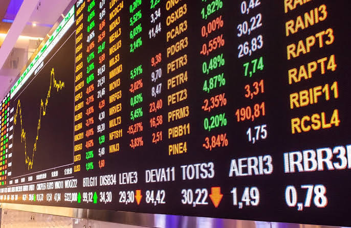 Em um dia de acomodação após uma queda acentuada, o Ibovespa apresenta uma queda modesta, enquanto as incertezas continuam