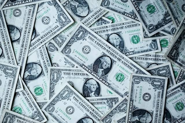 Ibovespa registra uma queda acentuada, enquanto o dólar encerra estável após novo ajuste pós-eleição